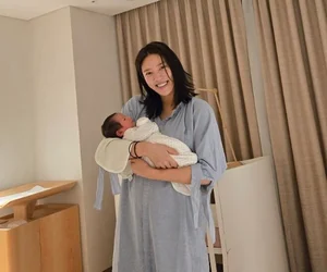 Singer's Courageous Battle: Surviving a High-Risk Birth at Age 50 - image 3