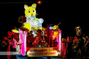 Witness the Spectacular Giant Mid-Autumn Lanterns at Thanh Tuyen Festival 2023 - image 4