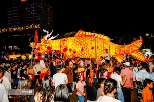 Witness the Spectacular Giant Mid-Autumn Lanterns at Thanh Tuyen Festival 2023 - image 9
