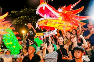 Witness the Spectacular Giant Mid-Autumn Lanterns at Thanh Tuyen Festival 2023 - image 7