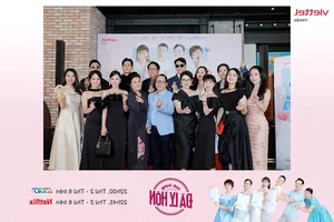 Stars Dazzle in All Black Outfits at Divorced Movie Premiere Red Carpet - image 2
