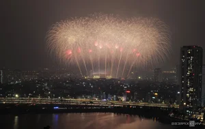 Spectacular Display: 10,000 Fireworks Light Up the Hanoi Sky - image 2