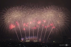 Spectacular Display: 10,000 Fireworks Light Up the Hanoi Sky - image 3