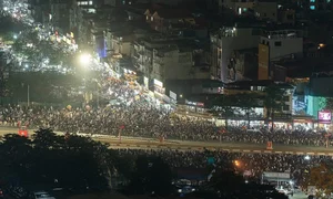 Spectacular Display: 10,000 Fireworks Light Up the Hanoi Sky - image 12