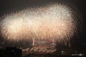Spectacular Display: 10,000 Fireworks Light Up the Hanoi Sky - image 1