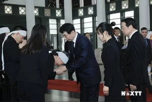 Chinese Communist Party Delegation Pays Respects to Late General Secretary Nguyen Phu Trong - image 1
