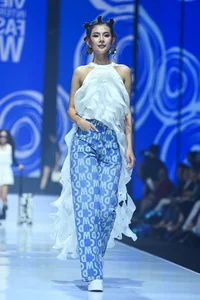 Do Manh Cuong’s Mother Makes a Heartwarming Appearance on His Fashion Runway - image 4