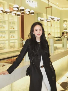 2002-Born Beauty Celebrates University Graduation After Marriage Into Billionaire Family - image 4