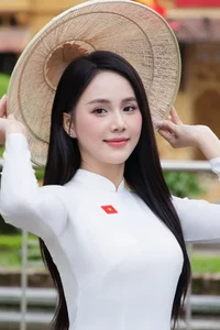 Vietnamese Celebrities Share Heartwarming Photos to Celebrate the 50th Southern Liberation Day - image 2