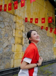 Vietnamese Celebrities Share Heartwarming Photos to Celebrate the 50th Southern Liberation Day - image 9