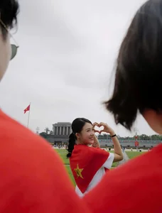 Vietnamese Celebrities Share Heartwarming Photos to Celebrate the 50th Southern Liberation Day - image 18