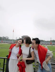 Vietnamese Celebrities Share Heartwarming Photos to Celebrate the 50th Southern Liberation Day - image 3