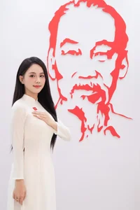 Vietnamese Celebrities Share Heartwarming Photos to Celebrate the 50th Southern Liberation Day - image 20