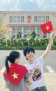 Vietnamese Celebrities Share Heartwarming Photos to Celebrate the 50th Southern Liberation Day - image 4