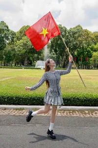 Vietnamese Celebrities Share Heartwarming Photos to Celebrate the 50th Southern Liberation Day - image 22