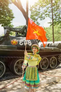 Vietnamese Celebrities Share Heartwarming Photos to Celebrate the 50th Southern Liberation Day - image 19
