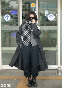Jeon Ji Hyun's Timeless Neutral Fashion Secrets for Women Over 40 - image 7
