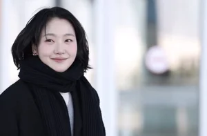Kim Go-eun’s Effortless Airport Style: Mastering the Quiet Luxury Aesthetic with Chanel for Paris Fashion Week - image 2