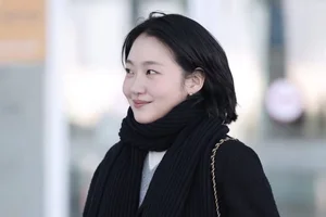 Kim Go-eun’s Effortless Airport Style: Mastering the Quiet Luxury Aesthetic with Chanel for Paris Fashion Week - image 3