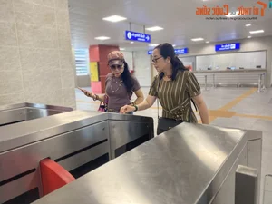 Hanoi Residents Enthusiastically Experience the New Nhon - Hanoi Station Metro Line - image 4