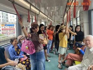 Hanoi Residents Enthusiastically Experience the New Nhon - Hanoi Station Metro Line - image 10