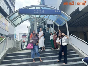 Hanoi Residents Enthusiastically Experience the New Nhon - Hanoi Station Metro Line - image 7