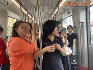 Hanoi Residents Enthusiastically Experience the New Nhon - Hanoi Station Metro Line - image 14