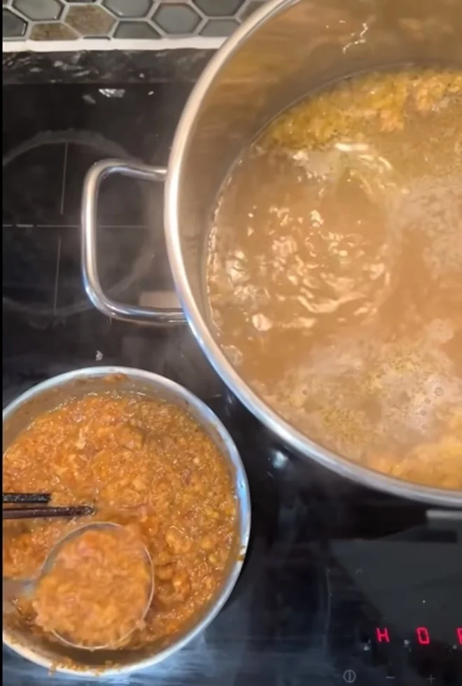 Pregnant Truong My Nhan Cooks Unique Bun Rieu Cua Recipe