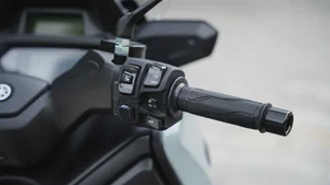 Yamaha XMAX 300: The Ultimate All-Rounder for Commuting and Weekend Touring - image 5