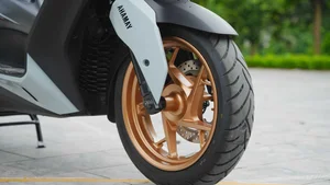 Yamaha XMAX 300: The Ultimate All-Rounder for Commuting and Weekend Touring - image 10