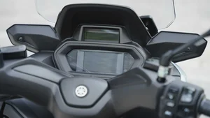 Yamaha XMAX 300: The Ultimate All-Rounder for Commuting and Weekend Touring - image 11