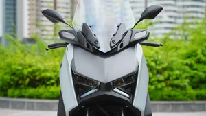 Yamaha XMAX 300: The Ultimate All-Rounder for Commuting and Weekend Touring - image 8