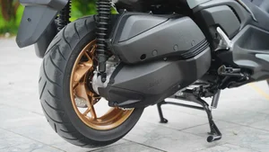 Yamaha XMAX 300: The Ultimate All-Rounder for Commuting and Weekend Touring - image 9