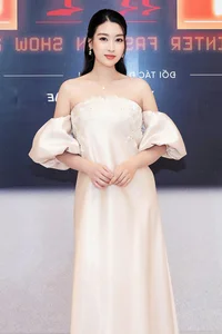 MC Mai Ngoc and Miss Do My Linh Shine on Red Carpet - image 5