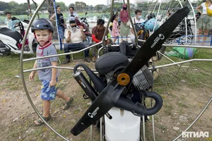 Spectacular Paramotor Flying Over Hanoi's West Lake with 185cc Engine - image 16