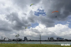 Spectacular Paramotor Flying Over Hanoi's West Lake with 185cc Engine - image 6