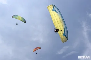 Spectacular Paramotor Flying Over Hanoi's West Lake with 185cc Engine - image 14