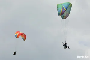 Spectacular Paramotor Flying Over Hanoi's West Lake with 185cc Engine - image 18