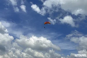 Spectacular Paramotor Flying Over Hanoi's West Lake with 185cc Engine - image 1