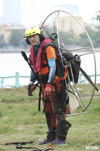 Spectacular Paramotor Flying Over Hanoi's West Lake with 185cc Engine - image 9