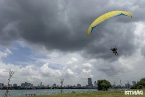 Spectacular Paramotor Flying Over Hanoi's West Lake with 185cc Engine - image 10