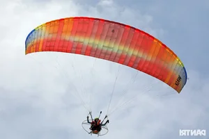 Spectacular Paramotor Flying Over Hanoi's West Lake with 185cc Engine - image 11