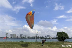 Spectacular Paramotor Flying Over Hanoi's West Lake with 185cc Engine - image 20