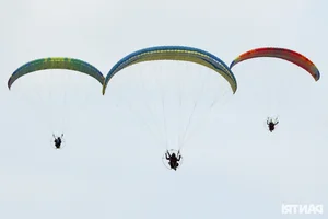 Spectacular Paramotor Flying Over Hanoi's West Lake with 185cc Engine - image 21