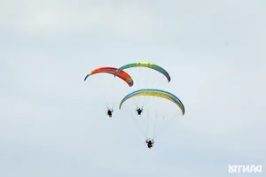 Spectacular Paramotor Flying Over Hanoi's West Lake with 185cc Engine - image 8