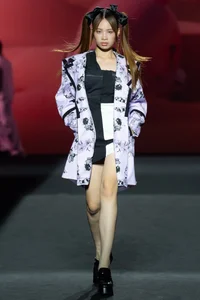 Miss Vietnam Thanh Thuy Mesmerizes Runway at Seoul Fashion Week - image 4