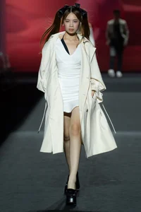 Miss Vietnam Thanh Thuy Mesmerizes Runway at Seoul Fashion Week - image 6