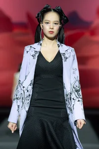 Miss Vietnam Thanh Thuy Mesmerizes Runway at Seoul Fashion Week - image 2