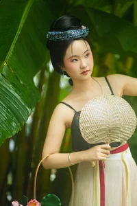 YiTuYu Art Language Vol.10625 Liu Qi Qi: Graceful Fashion Portraits - image 1