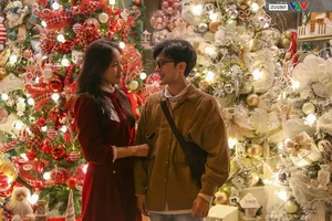 Hanoi’s Hang Ma Street Transforms into a Magical Christmas Wonderland - image 6